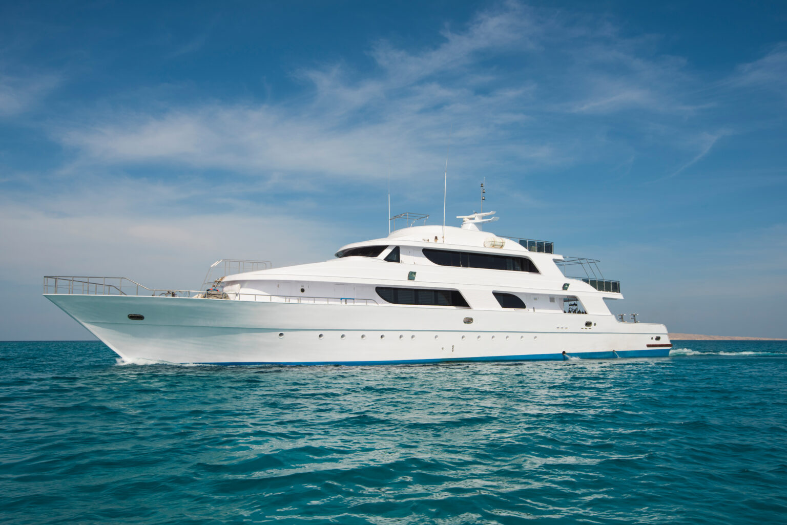 motor yacht valor charter