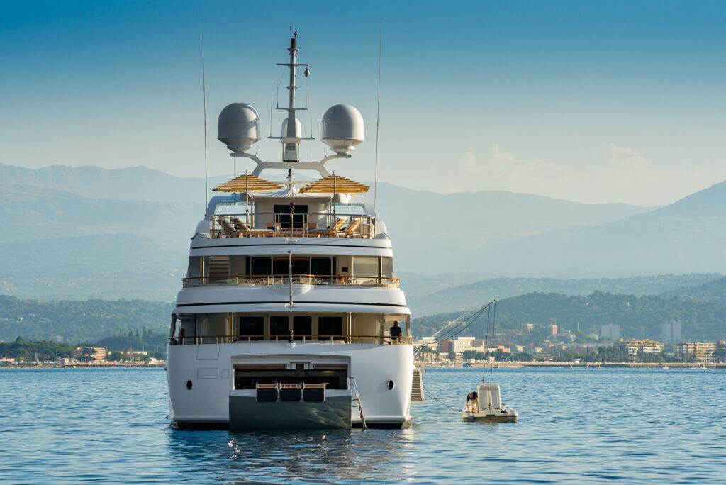 how much to rent a 300 million dollar yacht