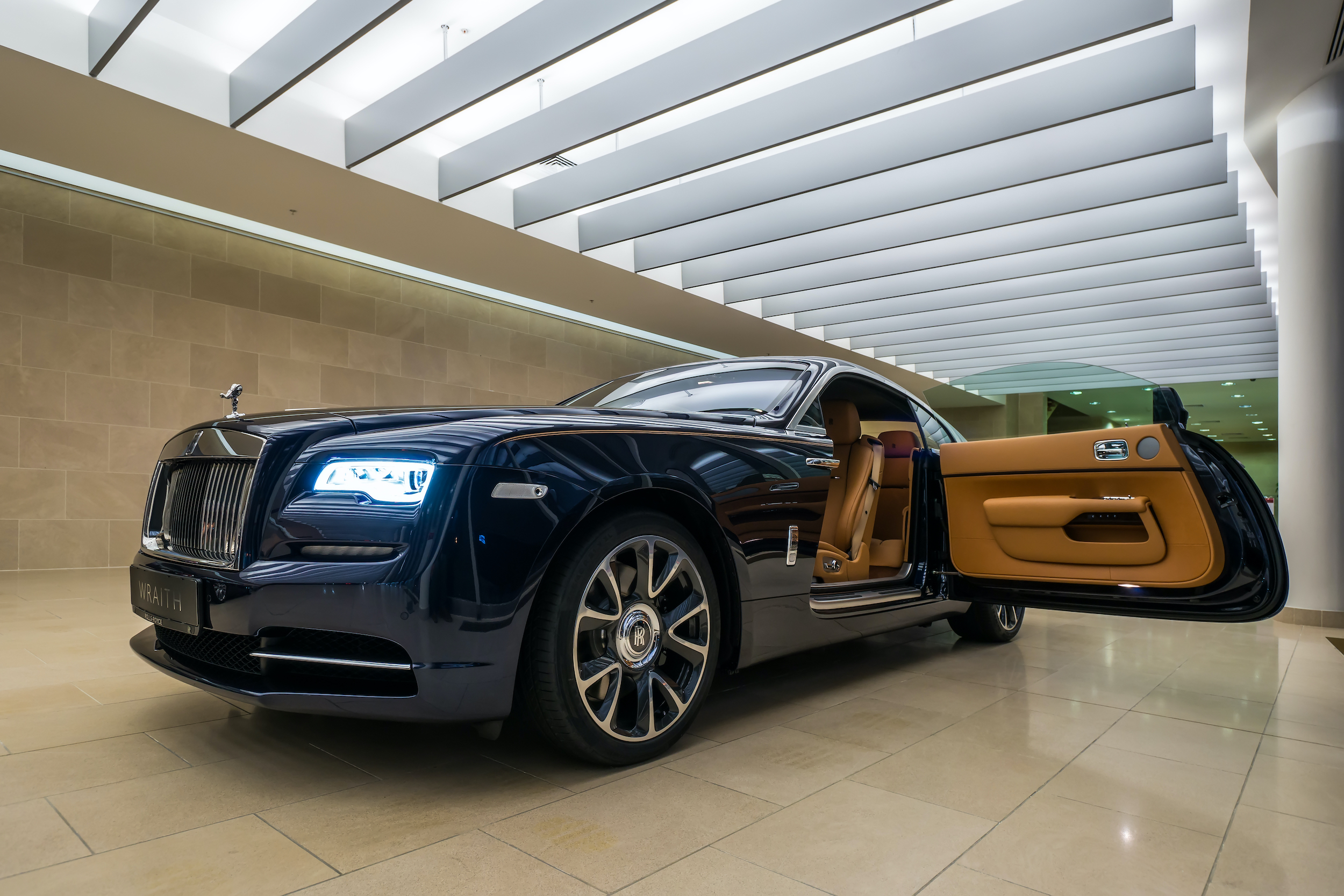 Luxury автомобили. Роллс Ройс Пульман 2021. Rolls Royce Wraith Doors. Бугатти Роллс Ройс.