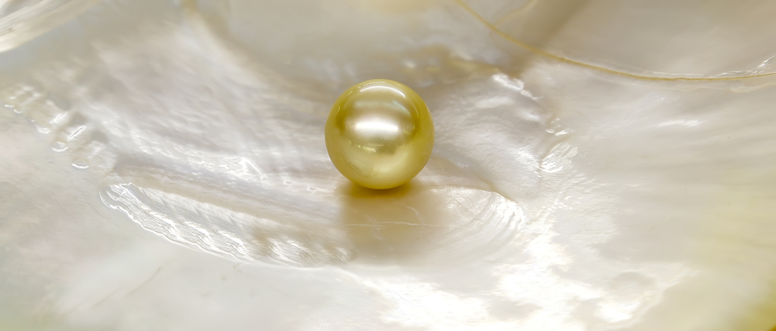 yellowing pearls/image from luxuryviewer.com